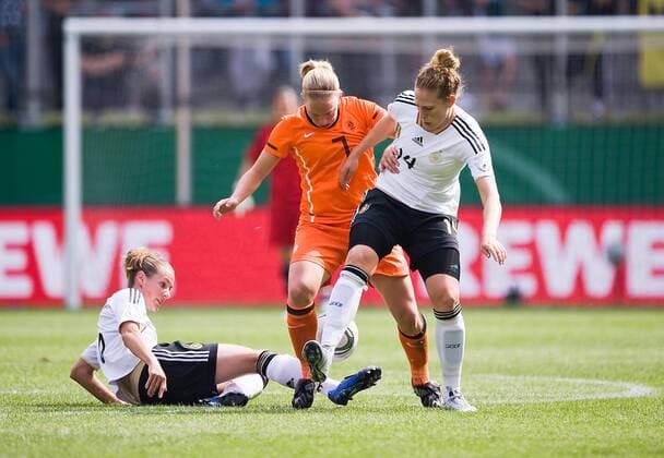 Kim KULIG r. und Simone LAUDEHR l. (GER) im Duell gegen Sylvia SMIT (NED), Aktion, Fussball Frauen Länderspiel Deutschland (GER) - Niederlande (NED) am 07.06.2011 in Aachen Deutschland