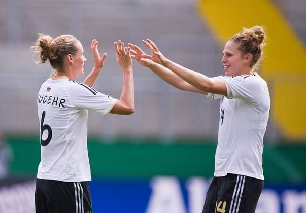 Jubel Kim KULIG r. mit Simone LAUDEHR (GER) nach dem Tor zum 2:0, Fussball Frauen Länderspiel Deutschland (GER) - Niederlande (NED) am 07.06.2011 in Aachen Deutschland