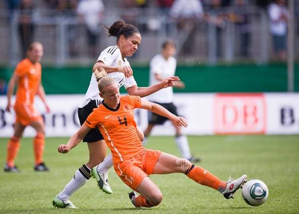 Celia OKOYINO DA MBABI (GER) im Duell gegen Mandy VAN DER BERG (NED), Aktion, Fussball Frauen Länderspiel Deutschland (GER) - Niederlande (NED) am 07.06.2011 in Aachen Deutschland