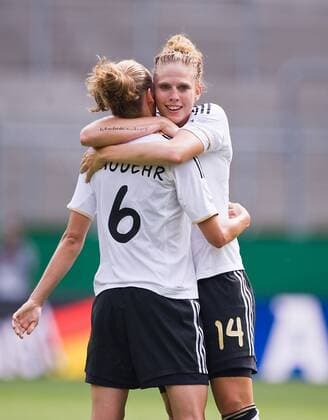 Jubel Kim KULIG r. mit Simone LAUDEHR (GER) nach dem Tor zum 2:0, Fussball Frauen Länderspiel Deutschland (GER) - Niederlande (NED) am 07.06.2011 in Aachen Deutschland