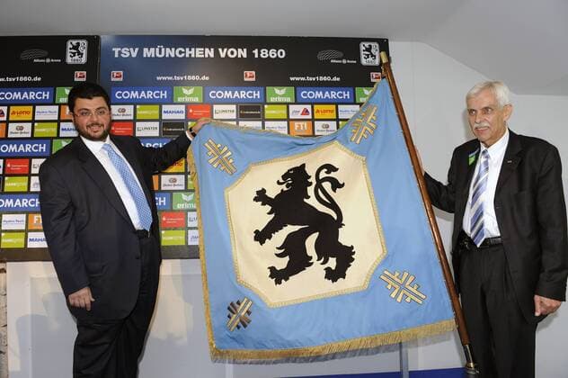 Hasan ISMAIK, (li).Investor beim TSV 1860 München re: Präsident (Präsident) Dieter SCHNEIDER,posieren mit der Vereinsflagge,Fahne,Vereinswappen,Pressekonferenz TSV 1860 München und Hasan ISMAIK stellen Kooperation vor. Fussball,Liga2.2.Liga,2.Bundesliga.Pressetermin,07.06.2011.