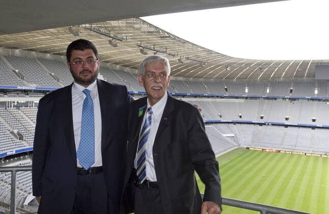 Hasan ISMAIK (Investor), und Dieter SCHNEIDER (Präsident TSV 1860 München, re.), in der Allianz-Arena München, München Pressekonferenz TSV 1860 Münchenzum Einstieg des neuen Investors, Allianz-Arena, 07.06.2011,