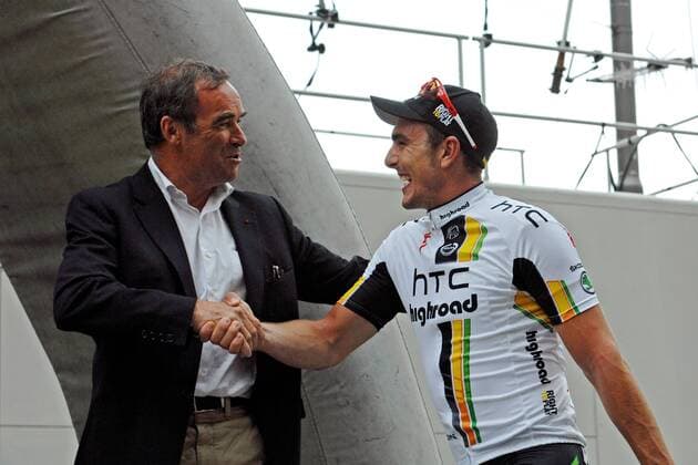 John DEGENKOLB ( GER Team HTC - Highroad ) gewinnt die 2.Etappe des Criterium du Dauphine und wird vom fünffachen Tour de France - Gewinner Bernard HINAULT (FRA) beglückwünscht - Event: Criterium du Dauphine 2011 - 2.Etappe - Voiron nach Lyon 179.0 km - Location: Lyon - Frankreich - Europa - Datum: 07.06.2011 - Contact