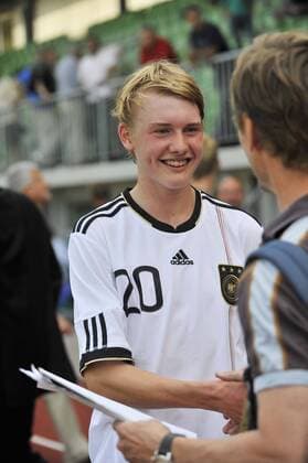 BRANDT Julian (Deutschland)nimmt nach dem Sieg die Gratulation entgegen Fussball, Laenderspiel, U15, ; Deutschland (U15) - Portugal (U15) Fuchs-Park-Stadion, Bamberg, 07.06.11