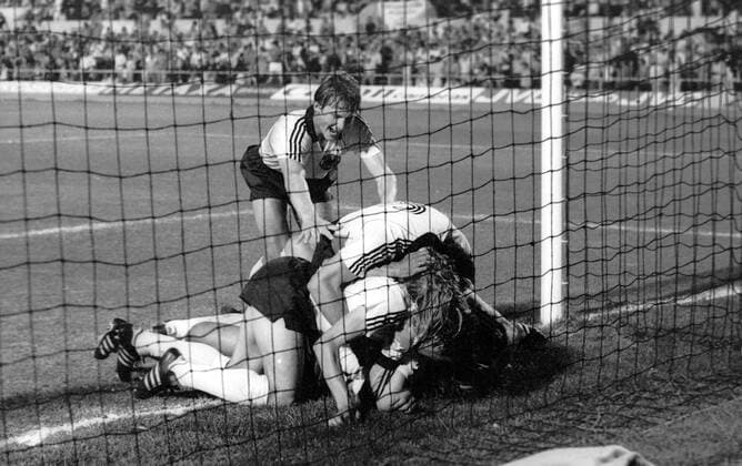 Europameisterschaft 1980 - Finale in Rom - Die BR Deutschland feiert den entscheidenden Torerfolg von Horst Hrubesch - Karlheinz Förster (BRD, obenauf) jubelt mit Aktion