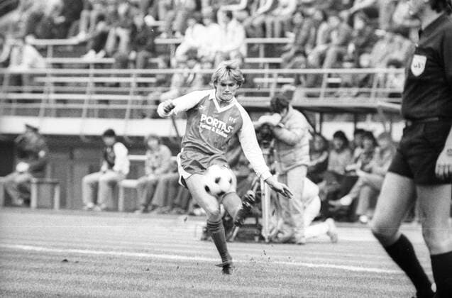 1. FC Saarbrücken - Offenbacher Kickers 5:0 - Jörg Neun (Offenbach) am Ball Aktion Einzelbild Freisteller