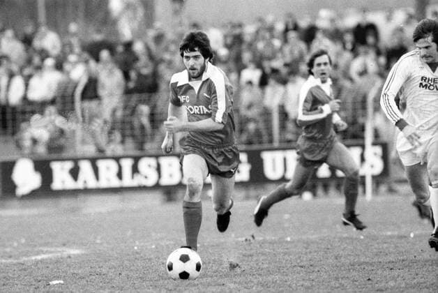 VfR Wormatia Worms - Kickers Offenbach 2:3 - Uwe Bein (Offenbach, li.) im Duell Aktion Einzelbild Freisteller