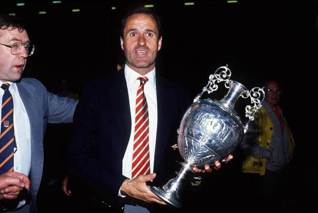 Fußball, Trainerhistorie, FC Arsenal George Graham, the Arsenal FC Manager celebrates the title with the League Championship Trophy after the game. Liverpool FC v Arsenal FC, 26 05 1989; Anfield Football  o0 Meister Meisterschaft Meisterfeier