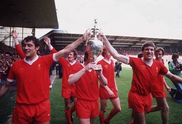 Ray Kennedy, Jimmy Case (Obscured) and Emlyn Hughes celebrate with the League Championship trophy. Liverpool FC. Football 1976 77.  o0 Meister Meisterschaft Meisterfeier