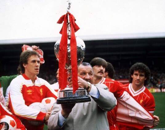 Bob Paisley (Liverpool FC Manager) with the League Championship trophy. Liverpool FC players Neal,Hodgson and Johnston. 1982 83.  o0 Meister Meisterschaft Meisterfeier