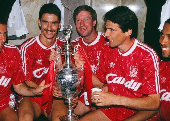Ian Rush , Ronnie Whelan and Alan Hansen with the League Championship Trophy. Liverpool FC v Derby 01 05 1990 1989 90.  o0 Meister Meisterschaft Meisterfeier