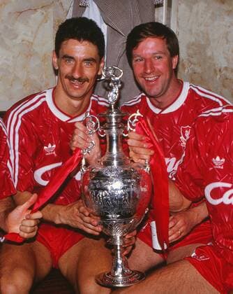 Ian Rush and Ronnie Whelan with the League Championship Trophy. Liverpool FC v Derby 01 05 1990 1989 90.  o0 Meister Meisterschaft Meisterfeier