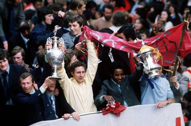 Großbritannien, Black History Month im Oktober - Sport FOOTBALL - (L-R) BOB WILSON, JOHN RADFORD, BRENDON BATSON - ARSENAL FC PARADE THE LEAGUE and FA CUP TROPHIES IN ISLINGTON HIGH STREET. 1971.  o0 Ligapokal Sieg Pokalsieg
