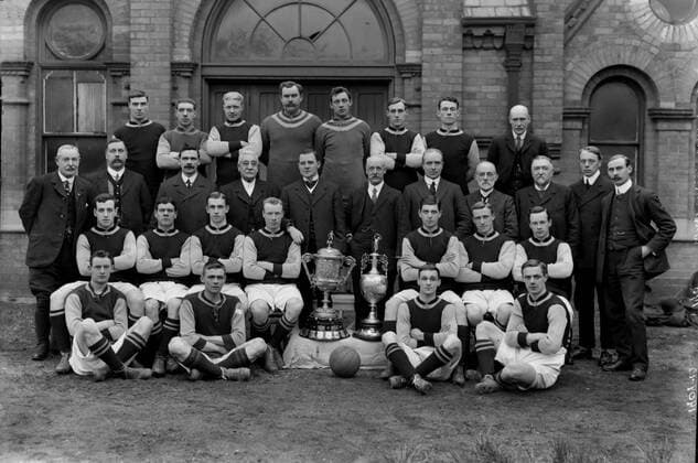 Fußball, Trainerhistorie, Aston Villa Aston Villa team group 1909 10 season. Division 1 League Champions. Back row, l-r: Tommy Lyons, Arthur Layton, J Hogan, Billy George, Arthur Cartlidge, Alfred (Freddie) Miles, John Kearns, John Grierson (trainer). 2nd row : George B. Ramsay (Secretary), PWM Bate (Director) John Devey (Director) F. Cooper (Vice Chairman), Fred W Rinder (Chairman), Howard Spencer (Director), J.E.Margoschis (Vice President) D R.Jessop, E.W.Strange (Asss. Secretary. Sitting: William (Billy) Gerrish, George Hunter, E.Etre, Joe Bache, George Tranter, Chris Buckley, Albert Hall. On Ground : Joe Walters, Arthur James Moss (trophies) Harry Hampton, Charlie Wallace. o0 Meister Meisterschaft o0 Kader Teamfoto Totale