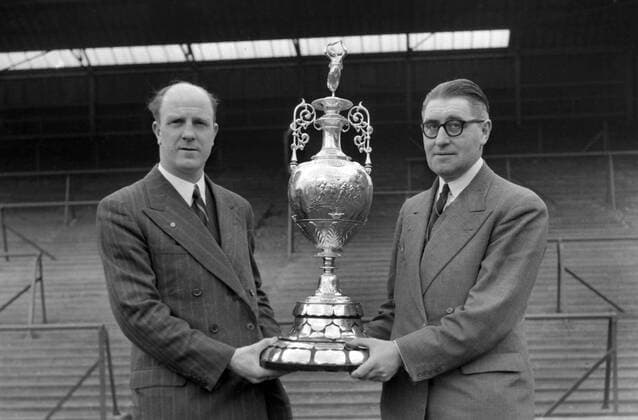 Fußball, Trainerhistorie Wolverhampton Wanderers von 1877 bis heute Stan Cullis (Manager) - (left) and J.Howley (Secretary) (Wolverhampton Wanderers) with the League Division One Championship trophy for 1953 54 season  o0 Meister Meisterschaft