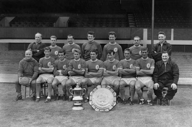 Liverpool FC team group 1965 FA Cup and Charity Shield winners Back, l-r: R. Bennett (coach), Gordon Milne, Gerry Byrne, Tommy Lawrence, Chris Lawler, Ian St John, Joe Fagan (trainer). Front: Bill Shankly (Manager), Geoff Strong, Ian Callaghan, Roger Hunt, Ron Yeats, Tommy Smith, Peter Thompson, Willie Stevenson, Bob Paisley (trainer). 29 07 1965 o0 Pokalsieg Sieg Supercup o0 Kader Teamfoto Totale