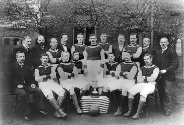 Fußball, Trainerhistorie, Aston Villa Aston Villa FA Cup Winners team group with trophy 1895. Football Association Cup Winners; Last time 1st FA Cup was won before it was stolen. Back, standing: John Grierson (trainer), J. Dunkley (Hon Secretary), John (Jack) Baldy Reynolds, C. S. Johnstone (director), Howard Spencer, John Devey, Albert Wilkes, J. T. Lees (director), James William (Jimmy) Welford, Frederick W. Rinder (director), J. E. Margoschis (Chairman). Seated: George B.Ramsay (Secretary), William Charles (Charlie) Athersmith, Robert S (Bob) Chatt, James Cowan, George Russell, Dennis (Denny) Hodgetts, Steve Smith. o0 Meister Meisterschaft o0 Kader Teamfoto Totale