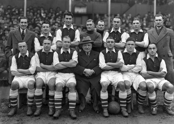 Fußball, Trainerhistorie, FC Arsenal Arsenal FC team group 1934 35. Arsenal FC 1st X1 Back row : L to R. Ray Bowden, Frank Robert Tiger Hill, Leslie Compton, Frank Moss, Tom Whittaker (trainer), Norman Sidey, Ted Drake, Jack Crayston. Front : Joe Hulme. Pat Beasley, Cliff Bastin, George Allison (Manager), Eddie Hapgood, Peter Dougall, Wilf Copping. o0 Teamfoto Totale Kader