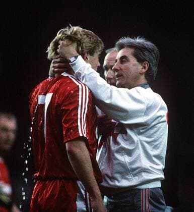 Roy Evans (Trainer) treats Barry Venison. Liverpool FC v Arsenal FC 26 11 1989. Football 