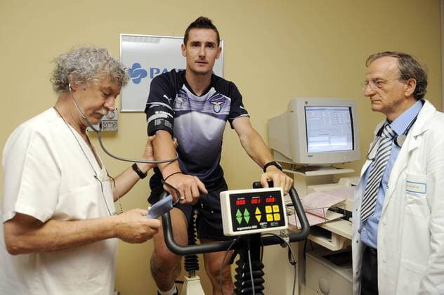 Miroslav Klose absolviert die sportmedizinische Untersuchung für seinen neuen Verein Lazio Rom in der Klinik Paideia marcoxrosi