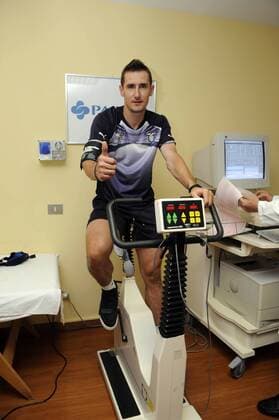 Miroslav Klose absolviert die sportmedizinische Untersuchung für seinen neuen Verein Lazio Rom in der Klinik Paideia marcoxrosi