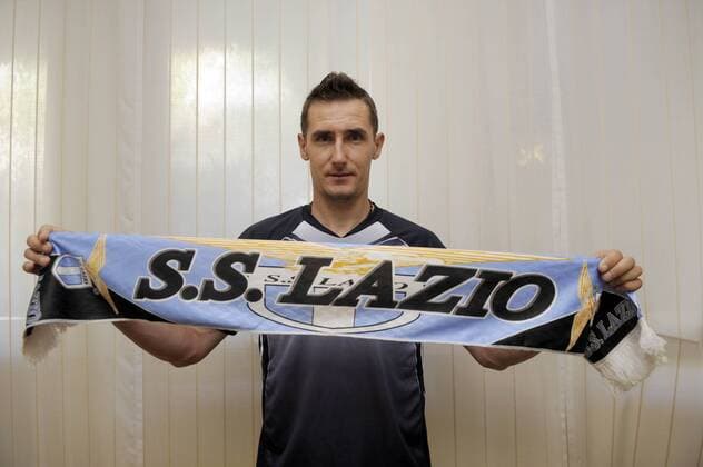 Miroslav Klose präsentiert den Schal seines neuen Vereins Lazio Rom marcoxrosi o0 Objekte Fanschal SS