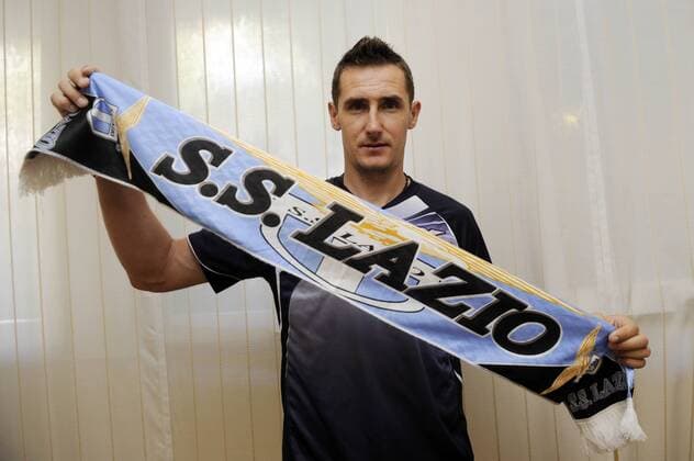 Miroslav Klose präsentiert den Schal seines neuen Vereins Lazio Rom marcoxrosi o0 Objekte Fanschal SS