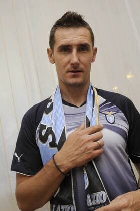Miroslav Klose präsentiert den Schal seines neuen Vereins Lazio Rom marcoxrosi o0 Objekte Fanschal