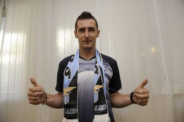 Miroslav Klose präsentiert den Schal seines neuen Vereins Lazio Rom marcoxrosi o0 Objekte Fanschal