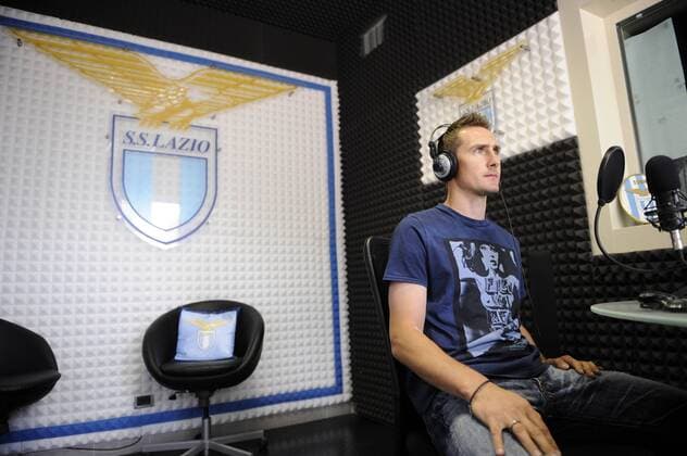 Miroslav Klose äussert sich im Vereinsradio zu seinem Wechsel zu Lazio Rom marcoxrosi o0 Radio Medien Kopfhörer Logo Emblem Vereinslogo Vereinsemblem