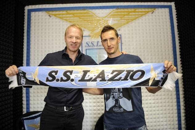 Miroslav Klose präsentiert den Schal seines neuen Vereins Lazio Rom marcoxrosi o0 Objekte Fanschal Shooting