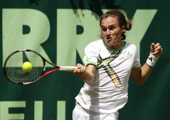Gerry Weber Open 2011, ATP Tennis Herren World Tour, Rasentennis Turnier, International Series,Gerry Weber Stadion, Grasplatz, Halle Westfalen, Alexandr Dolgopov (UKR),Einzelbild,Aktion,Halbfigur,