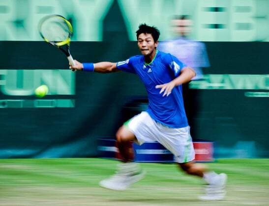 Gerry Weber Open 2011, ATP Tennis Herren World Tour, Rasentennis Turnier, International Series,Gerry Weber Stadion, Grasplatz, Halle Westfalen, Yen-Hsun Lu (TPE),Einzelbild,Aktion, Ganzfigur,, Mitzieher,Bewegungsunschärfe,