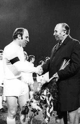 Präsident Willi Müller (1. FC Kaiserslautern, re.) verabschiedet Uwe Seeler (Hamburger SV), der sein letztes Spiel in Kaiserslautern bestreitet shake hands, shakehands Abschied Verabschiedung Karriere Ende Karriereende Funktionär