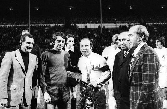 Der 1. FC Kaiserslautern verabschiedet Uwe Seeler (Hamburger SV) bevor der sein letztes Spiel in der Pfalz bestreitet, v. li.: Fritz Walter, Jürgen Friedrich und Präsident Willi Müller Abschied Verabschiedung Karriere Ende Karriereende Funktionär
