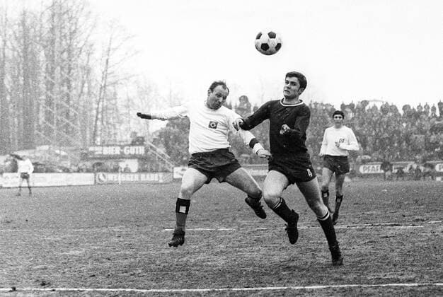 Uwe Seeler (Hamburger SV, li.) im Duell Aktion Dynamik krux