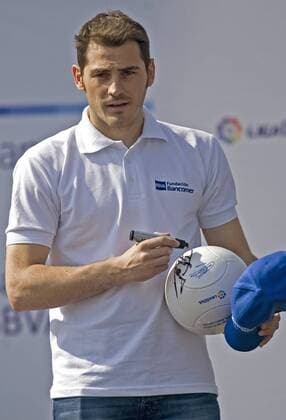 (110610) -- MEXICO CITY, June 10, 2011 (Xinhua) -- The World Champion Spanish goalkeeper Iker Casillas signs his autographs during the presentation of the Campaign Soccer Clinics at Estadio Olimpico of Ciudad Universitaria, in Mexico City, capital of Mexico, June 9, 2011. Casillas, Spanish Real Madrid player, will also travel to Monterrey City during his visit to the country. (Xinhua Mario Castillo) MEXICO-MEXICO CITY-SOCCER-IKER CASILLAS 