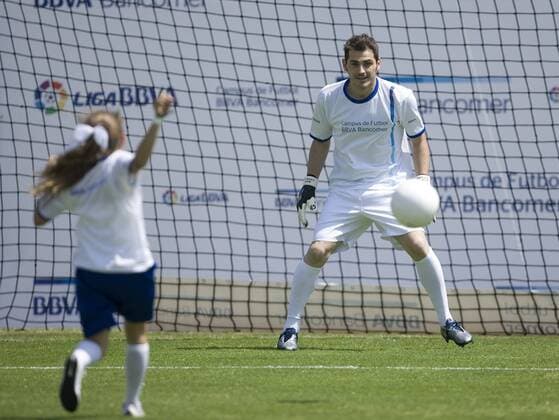 (110610) -- MEXICO CITY, June 10, 2011 (Xinhua) -- The World Champion Spanish goalkeeper Iker Casillas (R) makes an example of being a goal keeper during the presentation of the Campaign Soccer Clinics at Estadio Olimpico of Ciudad Universitaria, in Mexico City, capital of Mexico, June 9, 2011. Casillas, Spanish Real Madrid player, will also travel to Monterrey City during his visit to the country. (Xinhua Mario Castillo) MEXICO-MEXICO CITY-SOCCER-IKER CASILLAS 