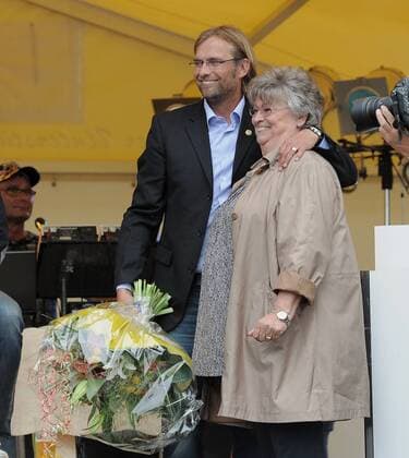 FUSSBALL 1. BUNDESLIGA SAISON 2010 2011 10.06.2011 Meistertrainer Jürgen Klopp (li, Borussia Dortmund) mit Mutter Liesbeth beim Empfang auf dem Sportgelände seines Heimatverein SV Glatten (Kreis Freudenstadt)  o0 Familie Eltern BVB