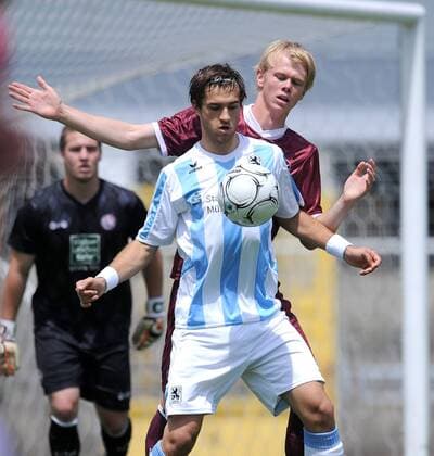 U19 Junioren Fussball Bundesliga : Saison 2010 2011 Endrunde um die Deutsche Meisterschaft TSV 1860 Muenchen - 1 FC Kaiserslautern 12.06.2011 Daniel Jais (li, TSV 1860 Muenchen) gegen Nils Rattke (re, 1FC Kaiserslautern) 