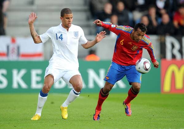 FUSSBALL UEFA U21-EUROPAMEISTERSCHAFT 2011 GRUPPE B Spanien - England 12.06.2011 Kyle Walker (li, England) gegen Jeffren (re, Spanien) 