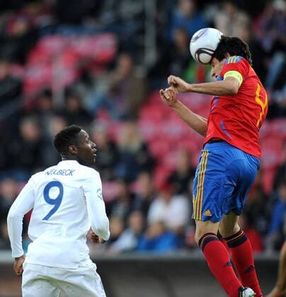 FUSSBALL UEFA U21-EUROPAMEISTERSCHAFT 2011 GRUPPE B Spanien - England 12.06.2011 Daniel Welbeck (li, England) gegen Javi Martinez (re, Spanien) 