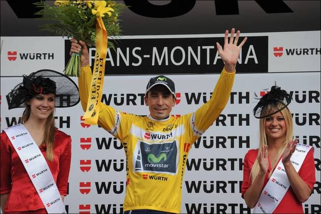 MAURICIO SOLER MOVISTAR WINNER OF STAGE 2 AND NEW YELLOW JERSEY OF LEADER 75ieme TOUR DE SUISSE - ETAPPE 2 - 12 06 2011 xPHOTONEWSx  o0 gelbes Trikot Siegerehrung Etappensieg, Etappensieger, Hostess, Hostessen, Frau, girl