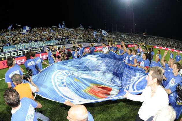 Novara 12 06 2011 - play off serie B Novara Calcio 1908 - Calcio Padova: Novara Calcio 1908 feiert den Aufstieg 2011  o0 Fahne, Vereinsfahne Objekte Riesenfahne