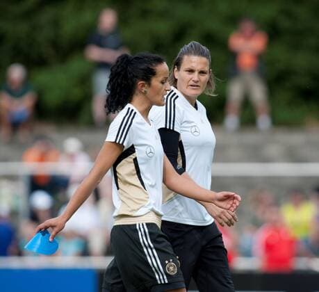 12.06.2011, GER, Neuisenburg, Trainingseinheit der deutschen Frauen Nationalmannschaft, vl.Lira Bajramaj, Nadine Angerer