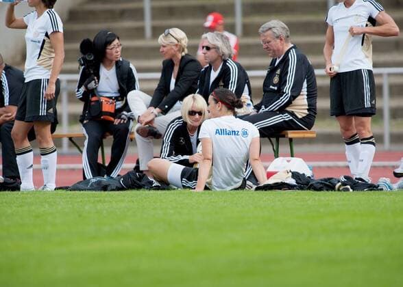 12.06.2011, GER, Neuisenburg, Trainingseinheit der deutschen Frauen Nationalmannschaft, Christel Arbini (Physiotherapeutin) kuemmert sich um Birgit Prinz