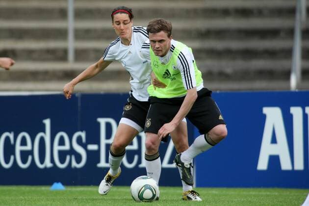 12.06.2010, Frauenfußball-Nationalmannschaft, Training, Lehrgang in Neu-Isenburg. Birgit Prinz, Jan Heidermann (Videoanalyst).