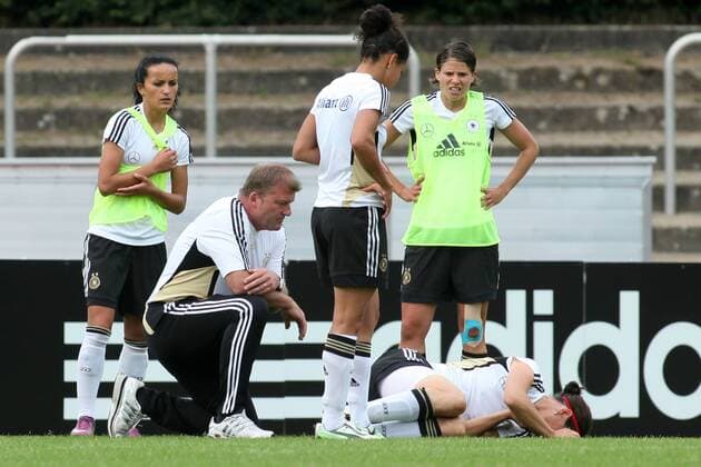 12.06.2010, Frauenfußball-Nationalmannschaft, Training, Lehrgang in Neu-Isenburg. Birgit Prinz verletzt.