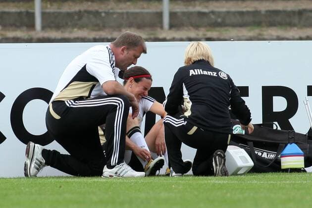12.06.2010, Frauenfußball-Nationalmannschaft, Training, Lehrgang in Neu-Isenburg. Birgit Prinz verletzt.