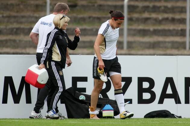 12.06.2010, Frauenfußball-Nationalmannschaft, Training, Lehrgang in Neu-Isenburg. Birgit Prinz verletzt. Links Physiotherapeutin Christel Arbini.